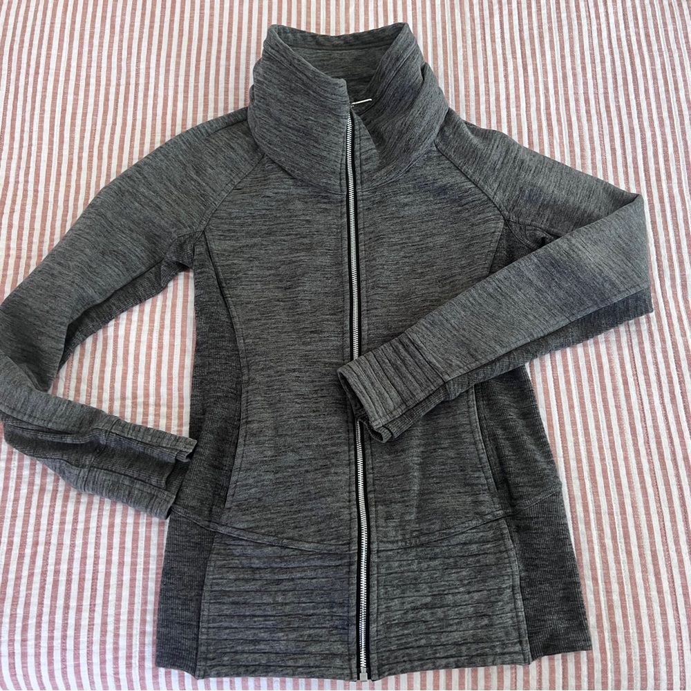LULULEMON LONG ZIPPER JACKET SIZE 6